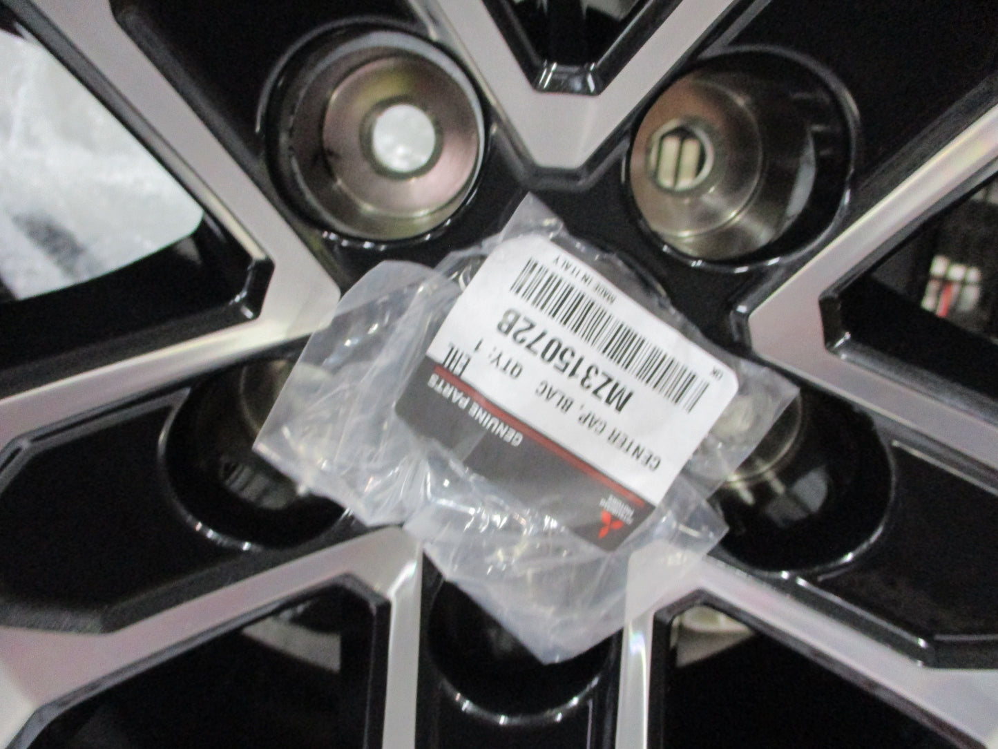 Mitsubishi Outlander Genuine 18x71/2- 1 X Alloy Wheel With Center Cap New Part