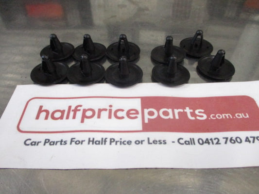 Mitsubishi Magna/Pajero Genuine Hood Insulator Clip (Pack Of 10) New Part
