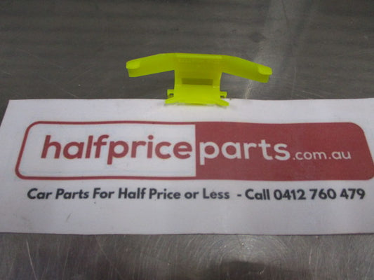 Mitsubishi Pajero/Challenger Genuine Drip Moulding Clip New Part