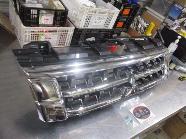 Mitsubishi Pajero Genuine Front Chrome/Gray Grille Assembly New Part