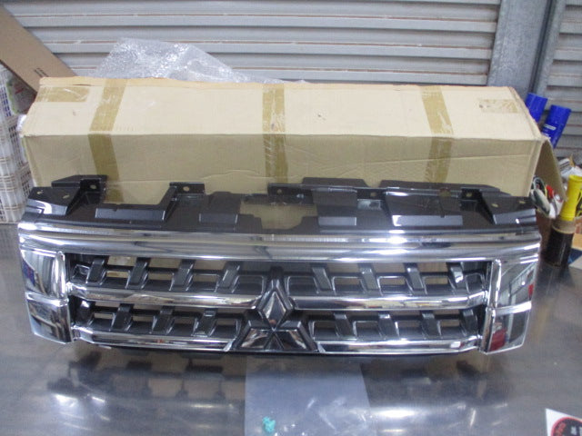 Mitsubishi Pajero Genuine Front Chrome/Gray Grille Assembly New Part