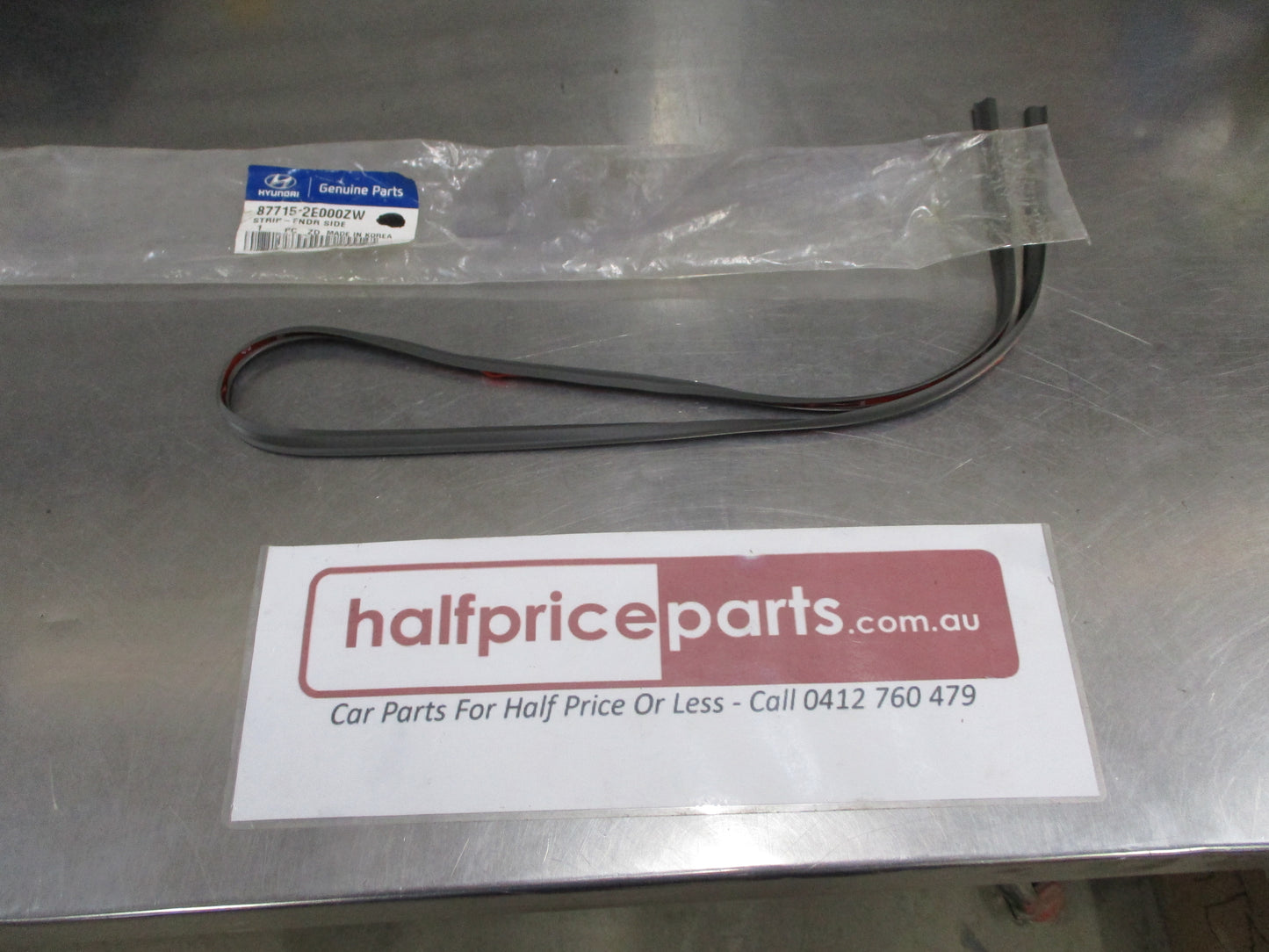 Hyundai Tucson Genuine Left Hand (Passenger) Front Fender Seal Strip New Part