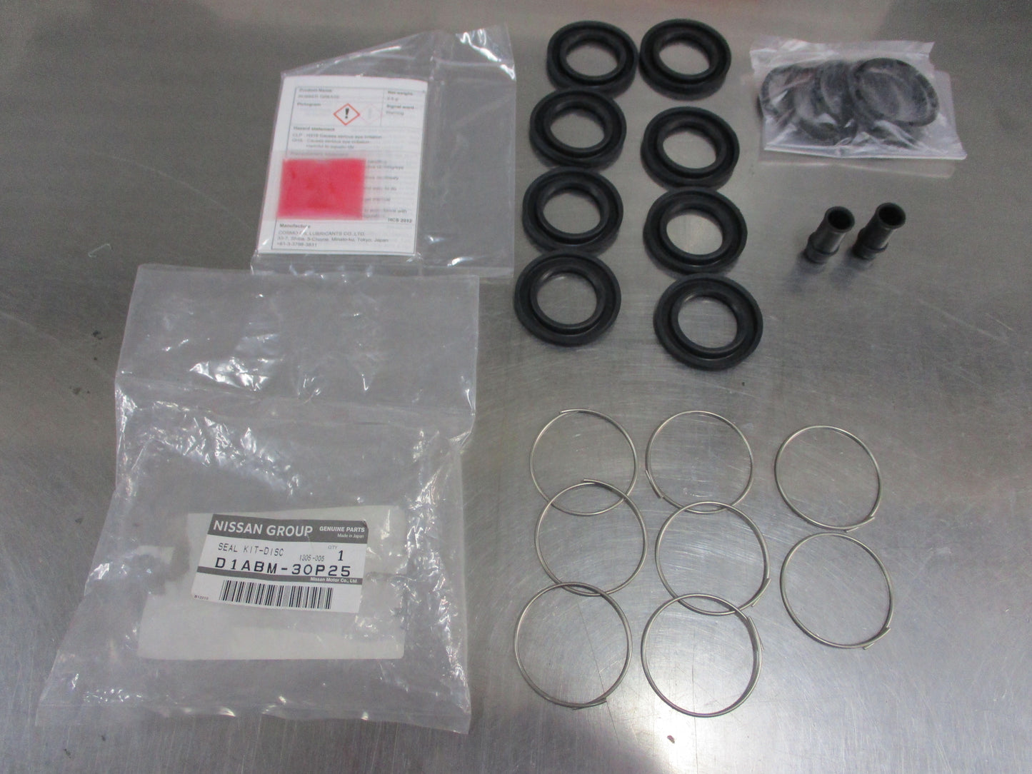 Nissan 300ZX/R32 Skyline Genuine Front Brake Calaper Seal Kit New Part