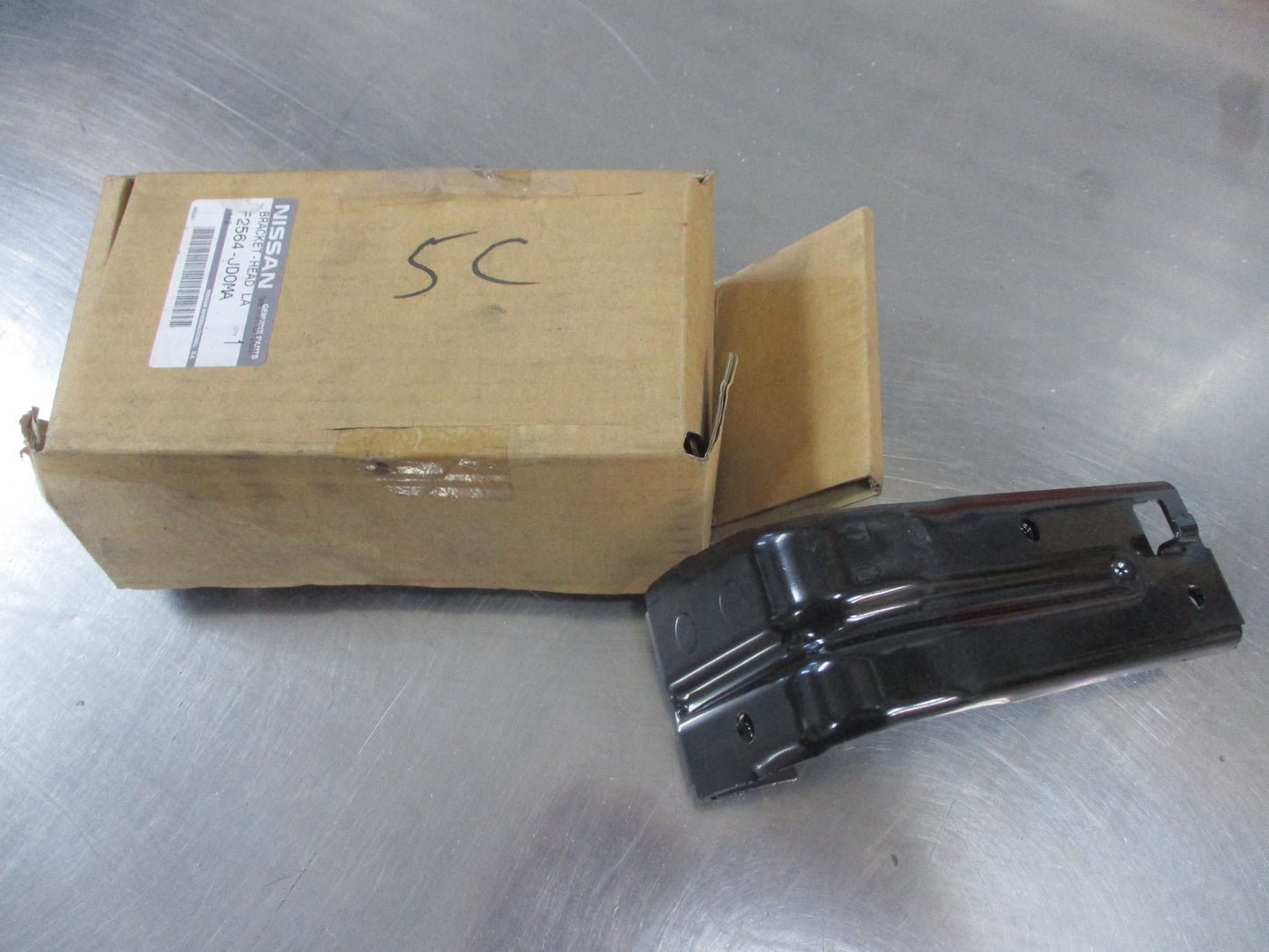 Nissan Dualis-Qashqai-Series II Genuine Right Hand Front Head Light Bracket New Part