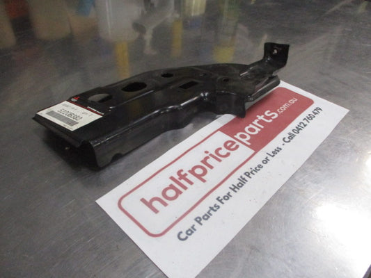 Mitsubishi Outlander Genuine Right Hand Front Guard Support Bracket New Part