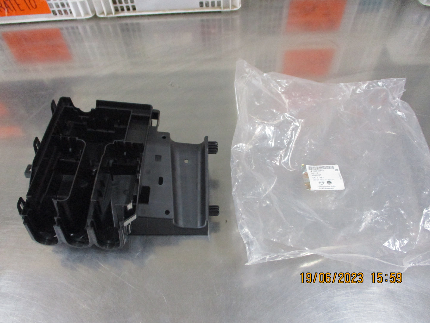 Holden Cruze Genuine Engine Wiring Harness Fuse Block Bracket New Part
