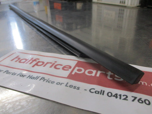 Ford LW Focus Genuine Right Hand Front Door Outer Weatherstrip New Part