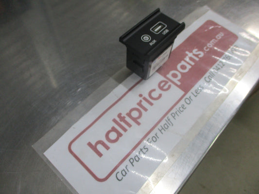 Kia Sportage Genuine USB Auxiliary Jack Assembly New Part