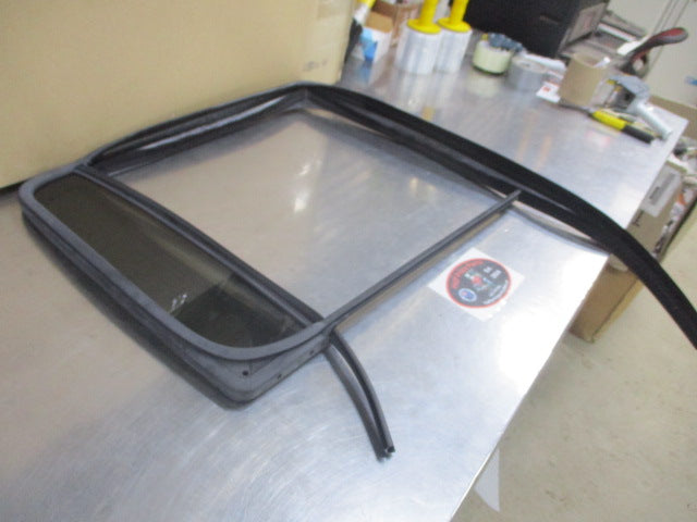 VW Amarok Genuine Right Hand Rear Door Fixed Window Glass And W/Channel New Part
