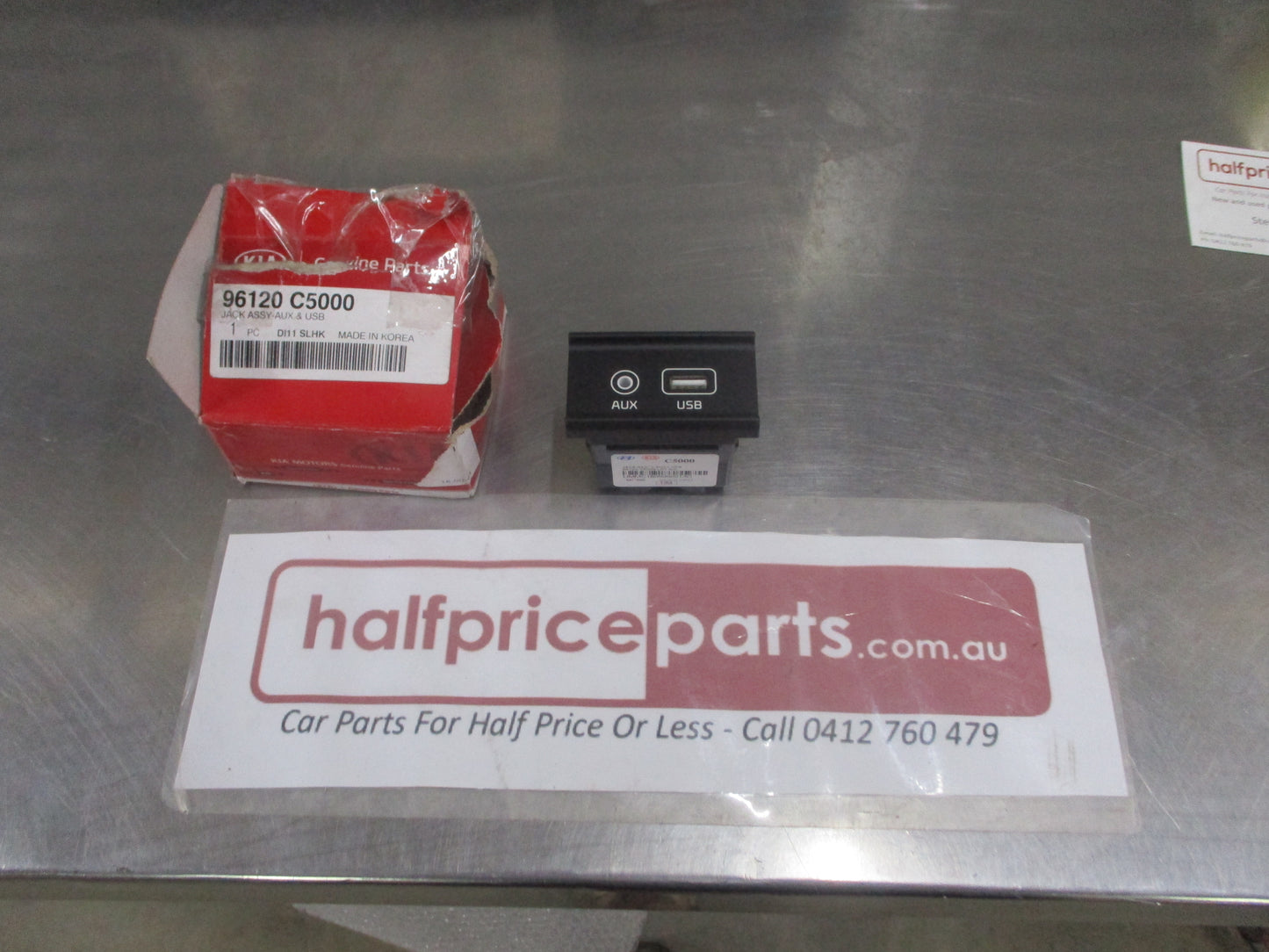 Kia Sportage Genuine USB Auxiliary Jack Assembly New Part