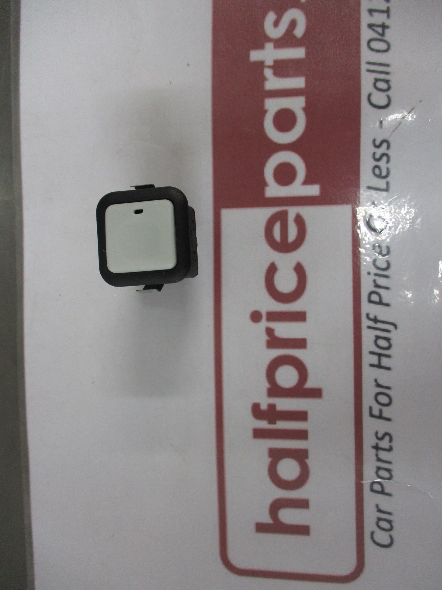 Land Rover Discovery3-4 Genuine Push Button Lower Tail Gate Release New Part