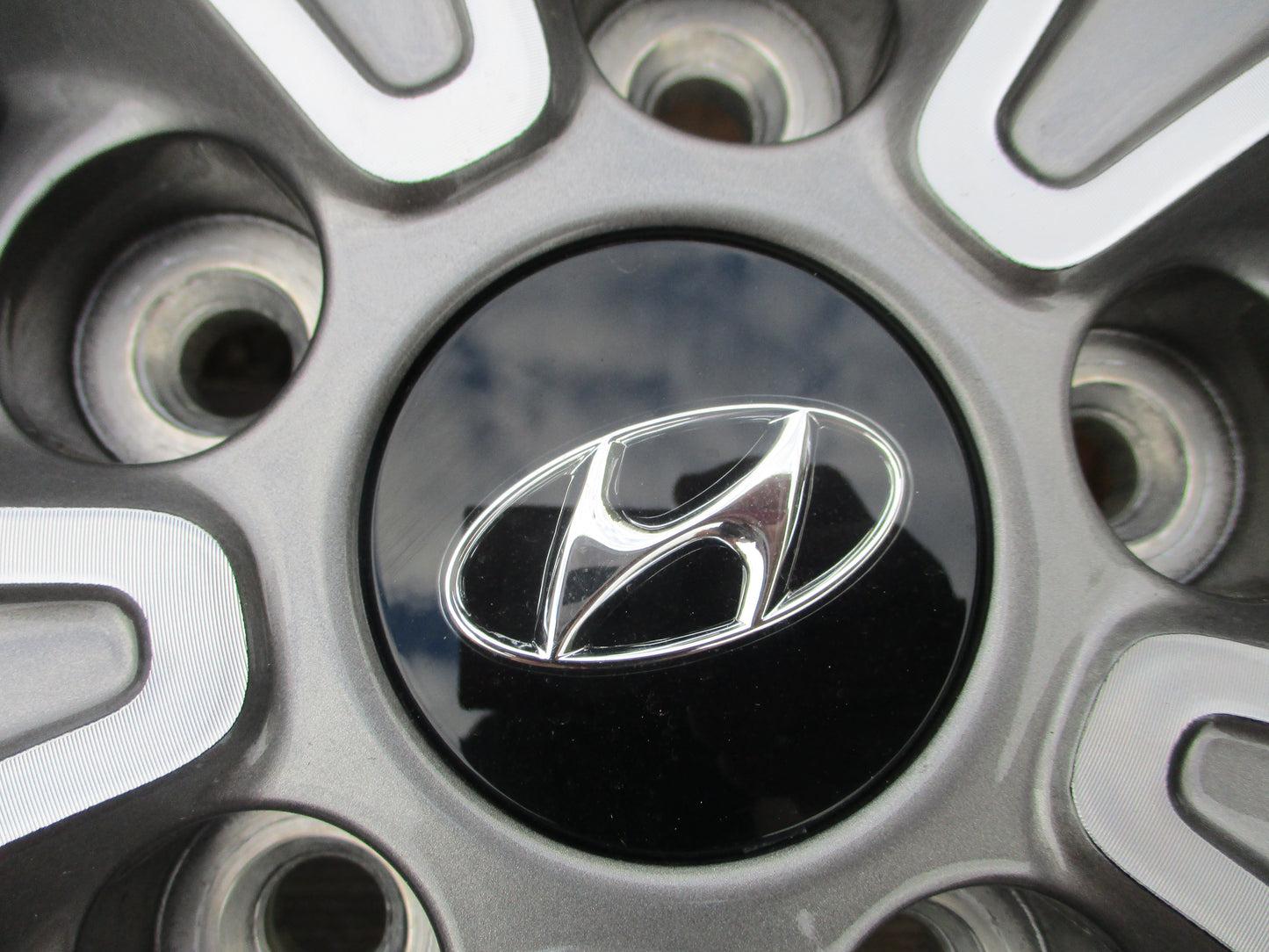 Hyundai Elantra Genuine Set of 4 Alloy Wheels 18-H2X7.5-J With Centre Caps Used Part VGC