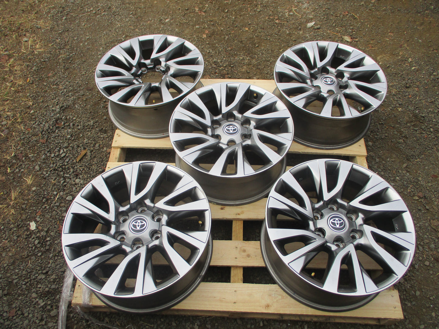 Toyota Hilux/Fortuner Genuine Set Of 5 Alloy Wheels With 4 C/Caps Used Part VGC