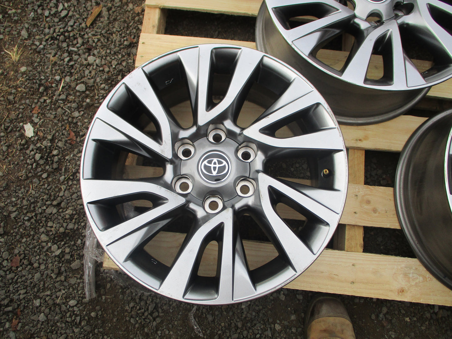 Toyota Hilux/Fortuner Genuine Set Of 5 Alloy Wheels With 4 C/Caps Used Part VGC