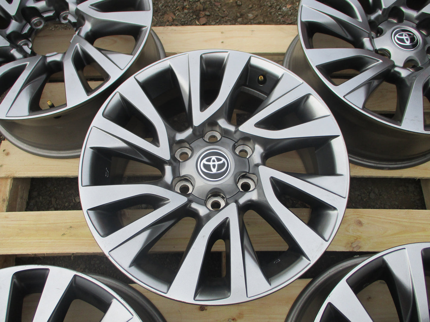 Toyota Hilux/Fortuner Genuine Set Of 5 Alloy Wheels With 4 C/Caps Used Part VGC