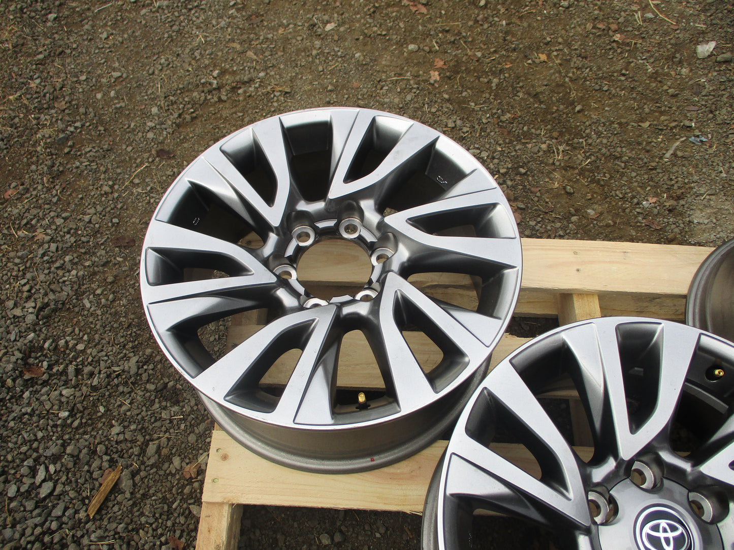 Toyota Hilux/Fortuner Genuine Set Of 5 Alloy Wheels With 4 C/Caps Used Part VGC