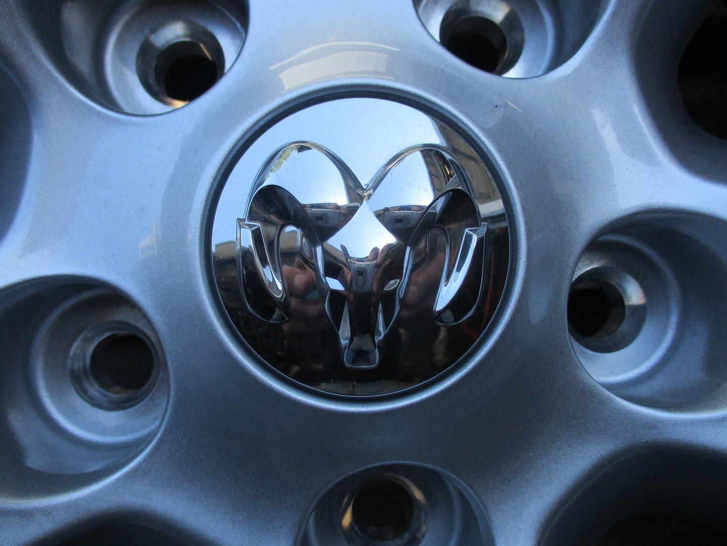 Dodge Ram 1500 Genuine Silver Wheels Set Of 4 W/ Center Cabs And Nuts New Part