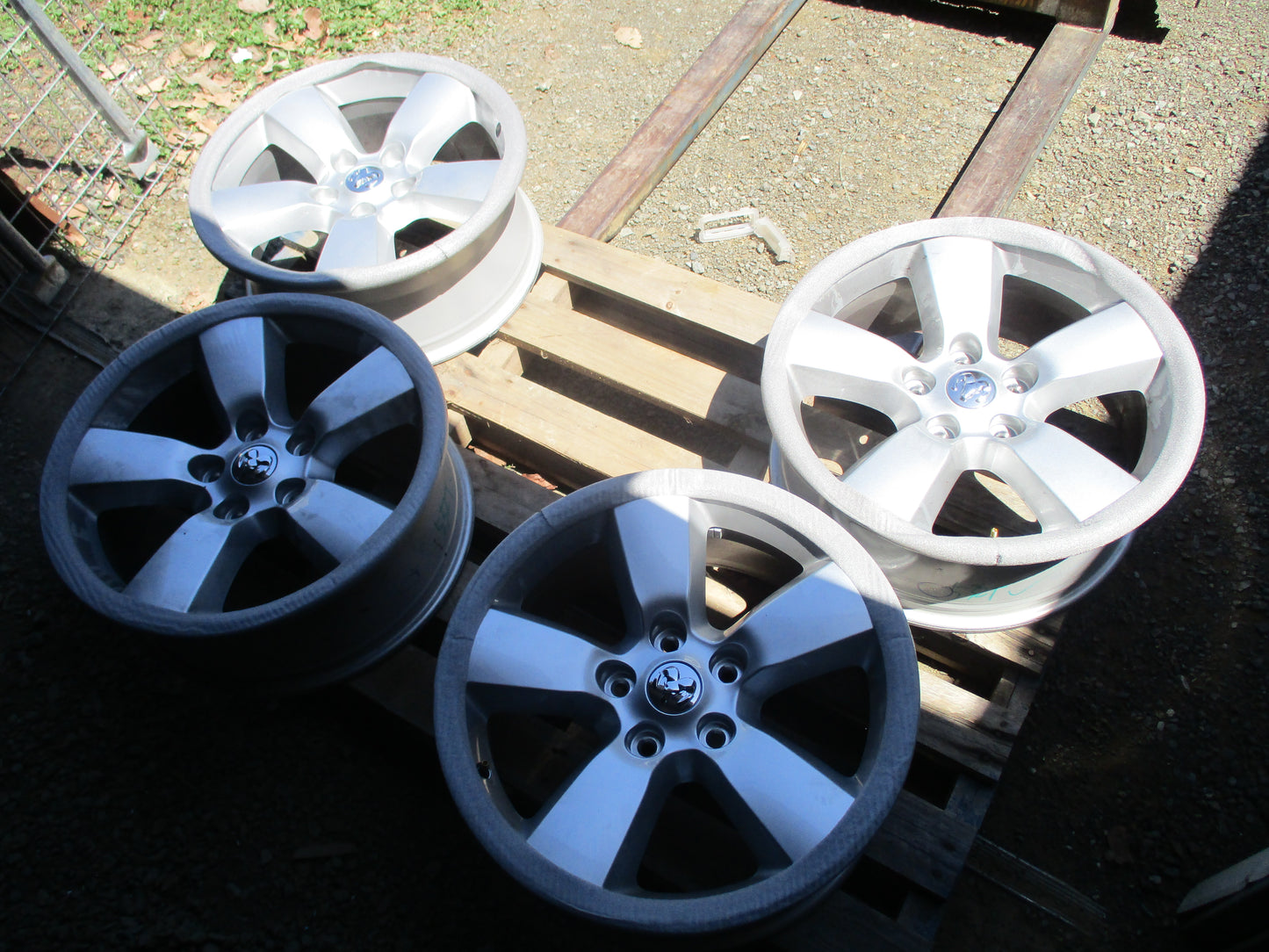 Dodge Ram 1500 Genuine Silver Wheels Set Of 4 W/ Center Cabs And Nuts New Part