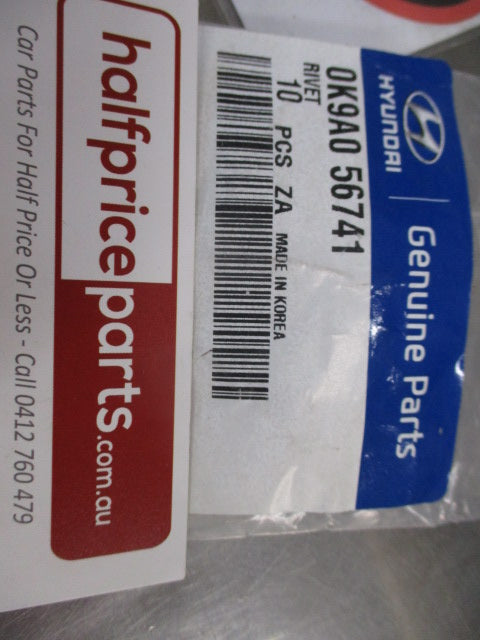 Kia Carnival Genuine Front Weather Strip Retainer Rivet New Part