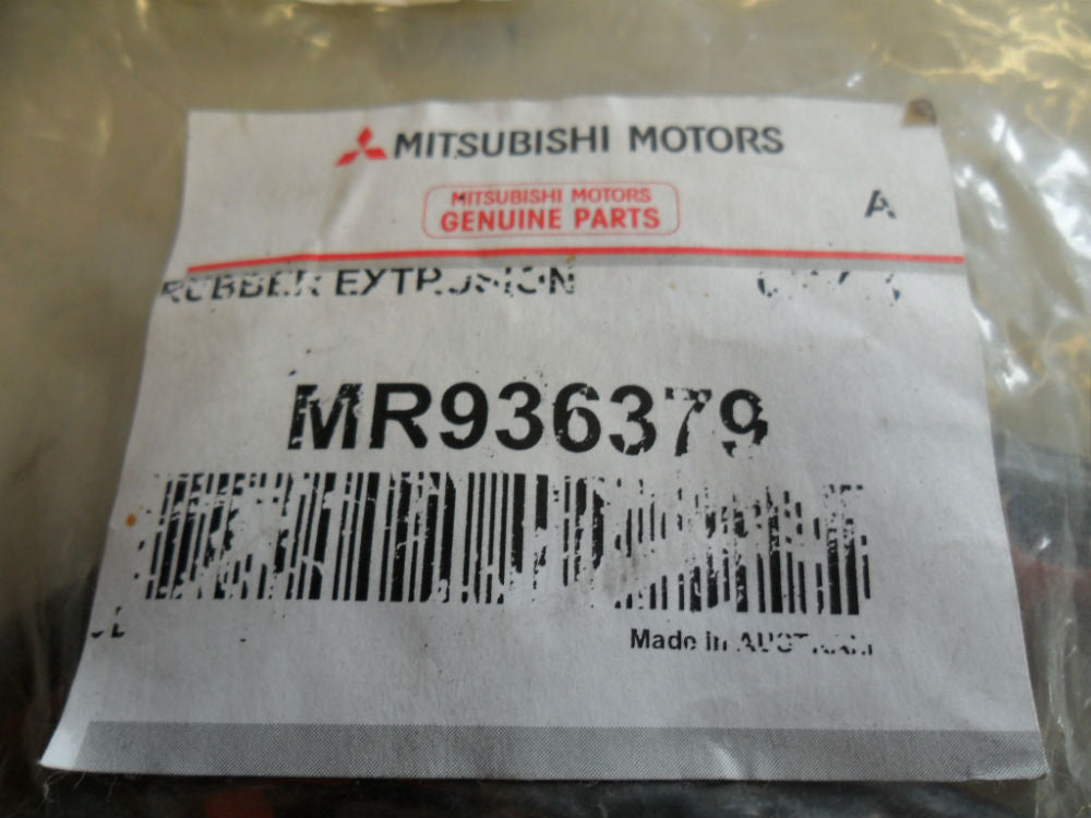 Mitsubishi ML Triton Genuine Hard lid Tonneau Front Weather Seal New Part
