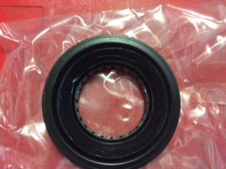 Toyota Hilux genuine rear diff oil seal T type 2005 new