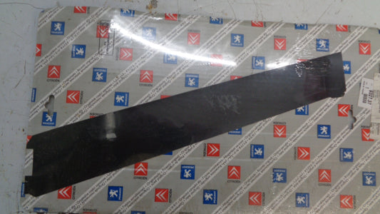 PEUGEOT 406 GENUINE RIGHT (DRIVER) FRONT DOOR FRAME MOULD NEW PART