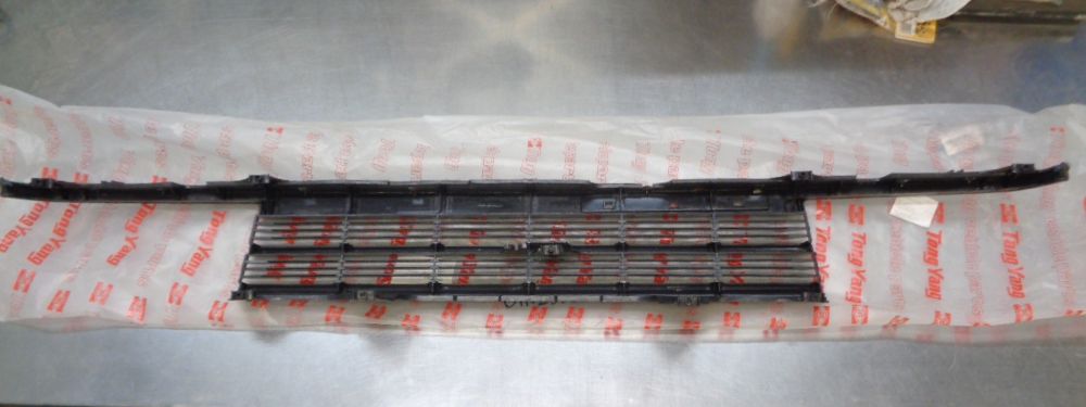 SSS/Tong Yang Black and Chrome Front Grille Suitable for Nissan Pulsar New Part