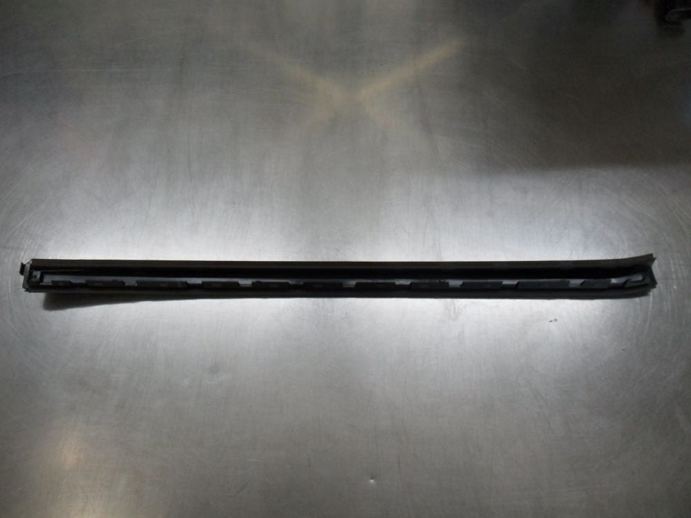 KIA Sorento Genuine LH Windshield Glass Moulding New Part