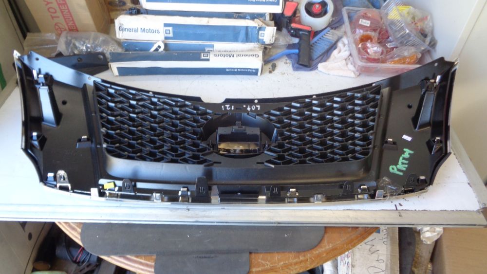 Nissan Pathfinder R52 ST-ST-L Genuine Front grille with emblem New Part