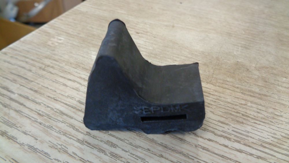 Nissan Navara THI D40 Genuine bonnet bumper stop New Part