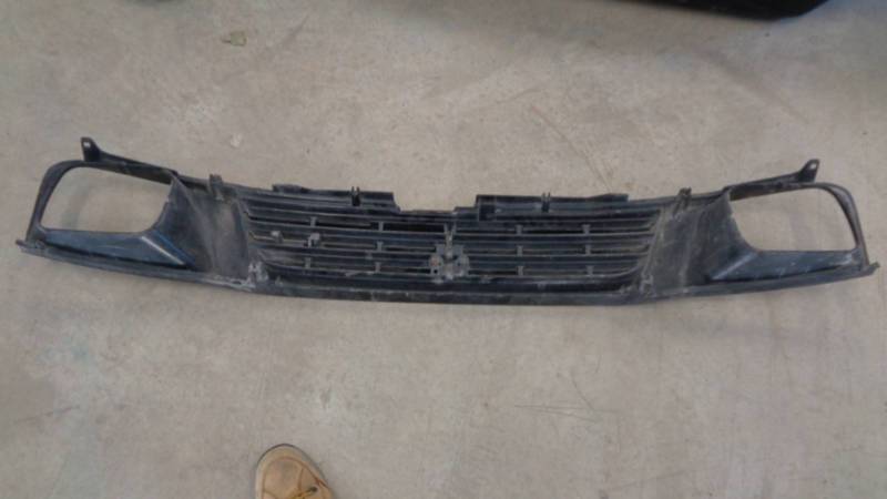 MITSUBISHI TRITON GENUINE USED RADIATOR GRILLE WITH BADGES USED PART