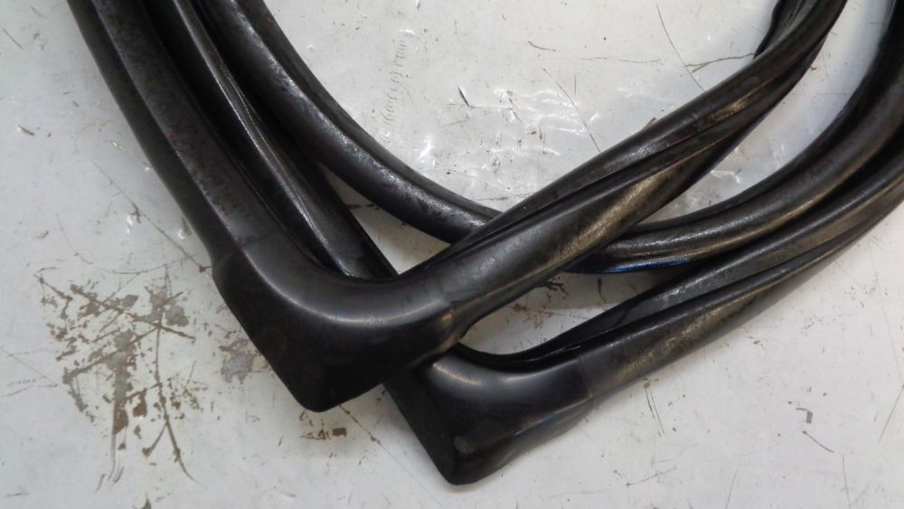 Nissan Urvan Genuine Front Windscreen Rubber Weatherstrip New Part