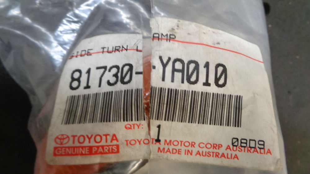 TOYOTA HILUX GENUINE GUARD INDICATOR LAMP PAIR NEW PART