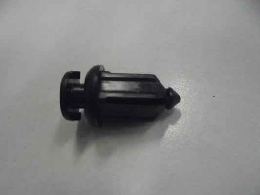 Nissan Pathfinder R50 Genuine Clip New Part