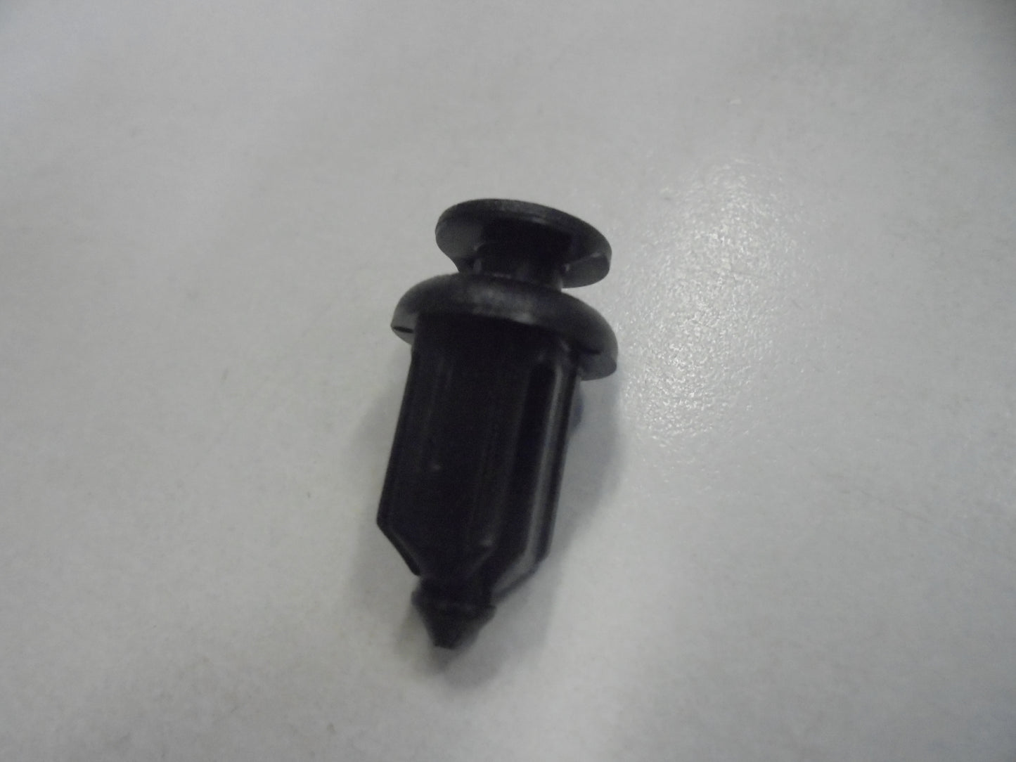 Nissan Pathfinder R50 Genuine Clip New Part