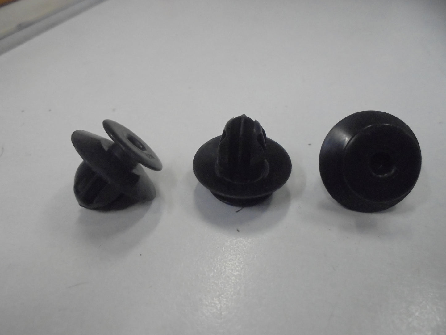 Toyota Prado-Lexus-Hiace-Corolla Genuine Radiator Air Seal Clip New Part
