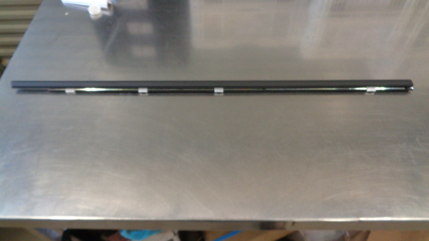 Nissan Qashqai Genuine Left Hand Front Door Outer Moulding New Part