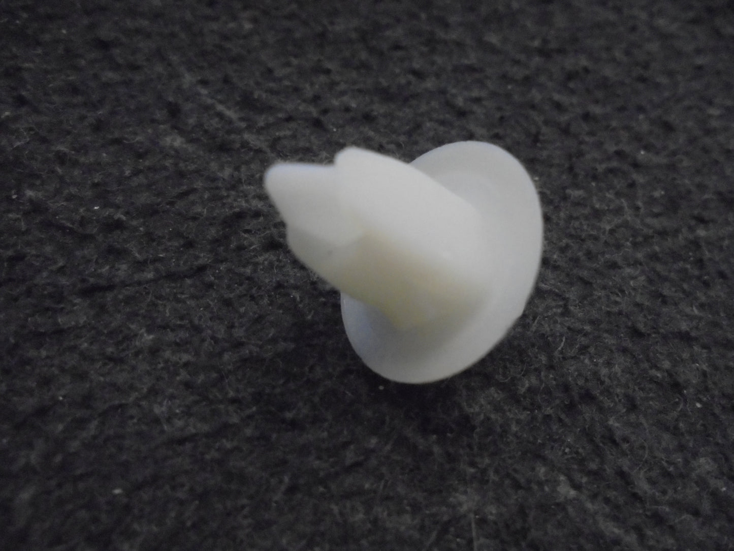 Holden Cruze YG Genuine Sill Panel Molding Clip New Part
