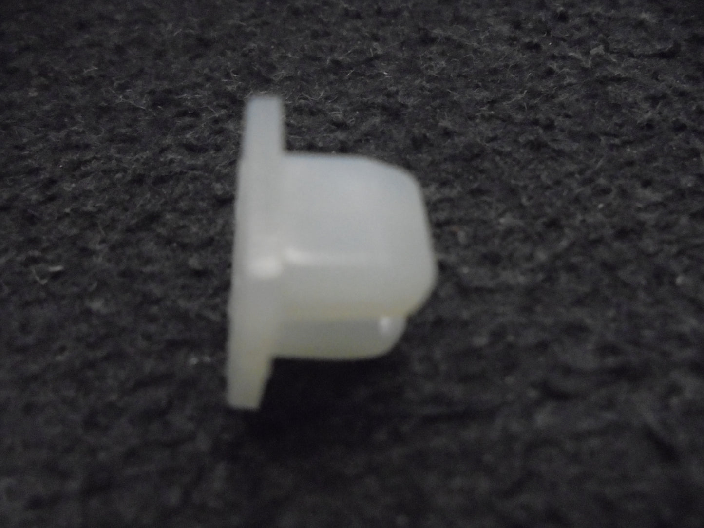 Holden Rodeo-Jackaro-Piazza Genuine Radiator Grille Grommet New Part