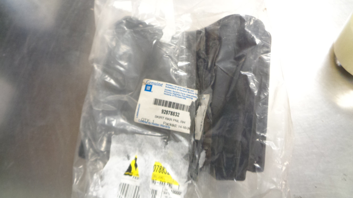 Holden VU SS Commodore Ute Genuine Right Hand Side Skirt End Cap New Part