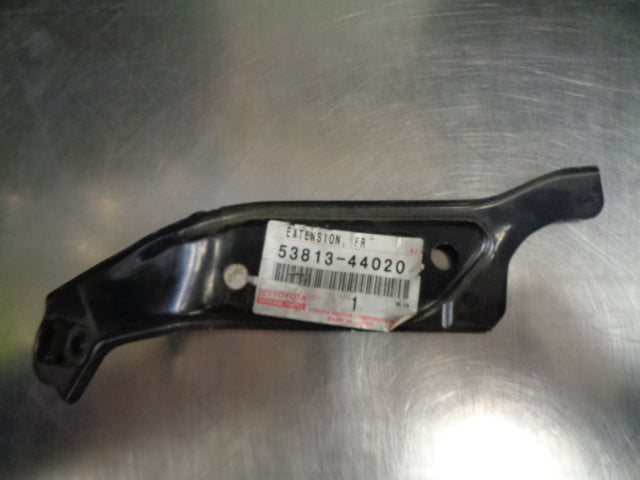 Toyota Avensis Verso Genuine Front Right Hand Side Bumper/Fender Bracket New Part