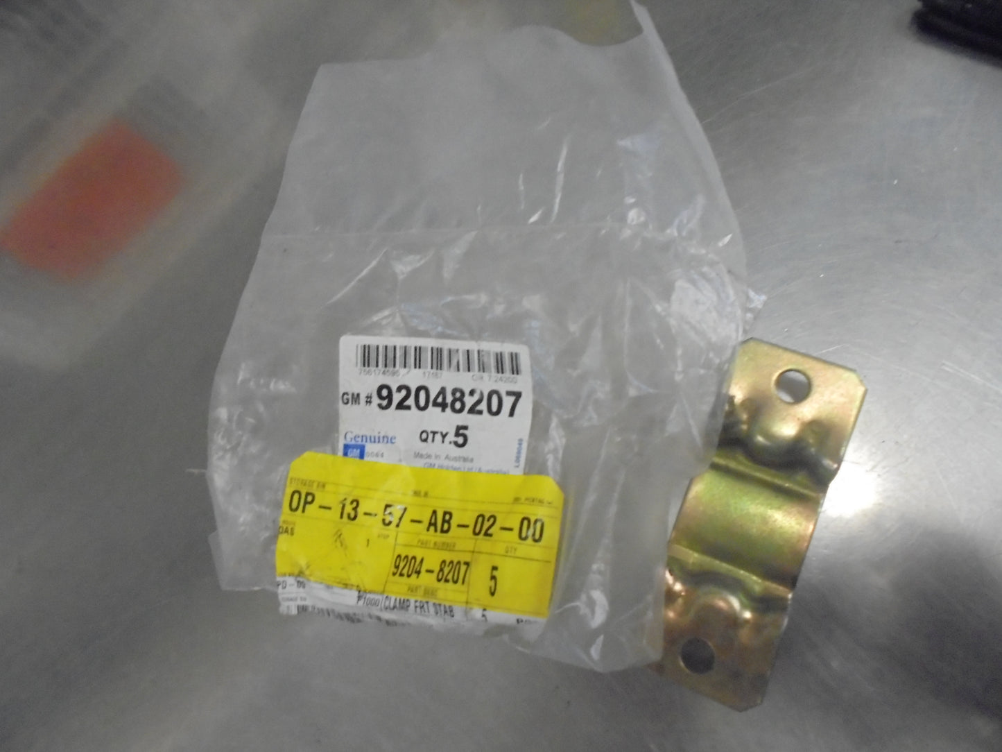 Holden VZ SS Commodore Genuine Front Stabilizer Shaft Insulator Clamp New Part