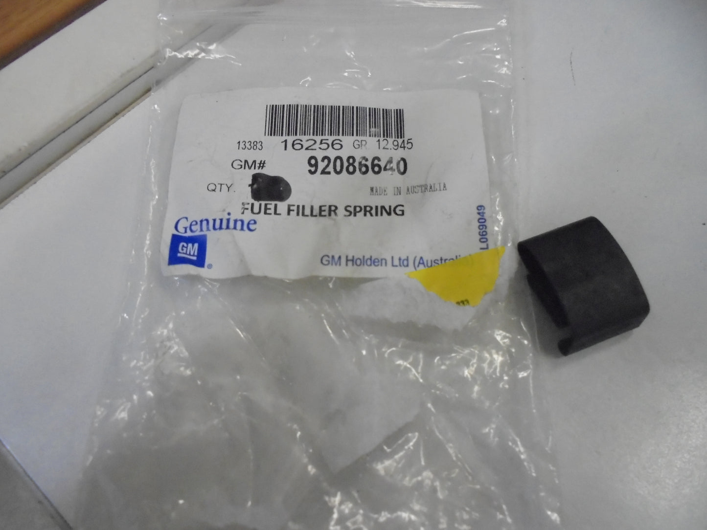 Holden VT-VX HSV Genuine Fuel Flap Spring Clip New Part