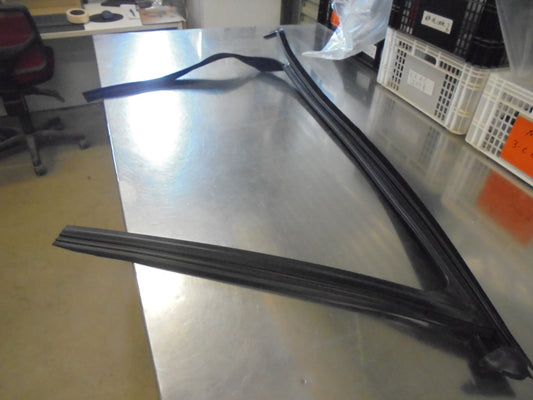 Holden Cruze Genuine Drivers Front Upper Weatherstrip New Part