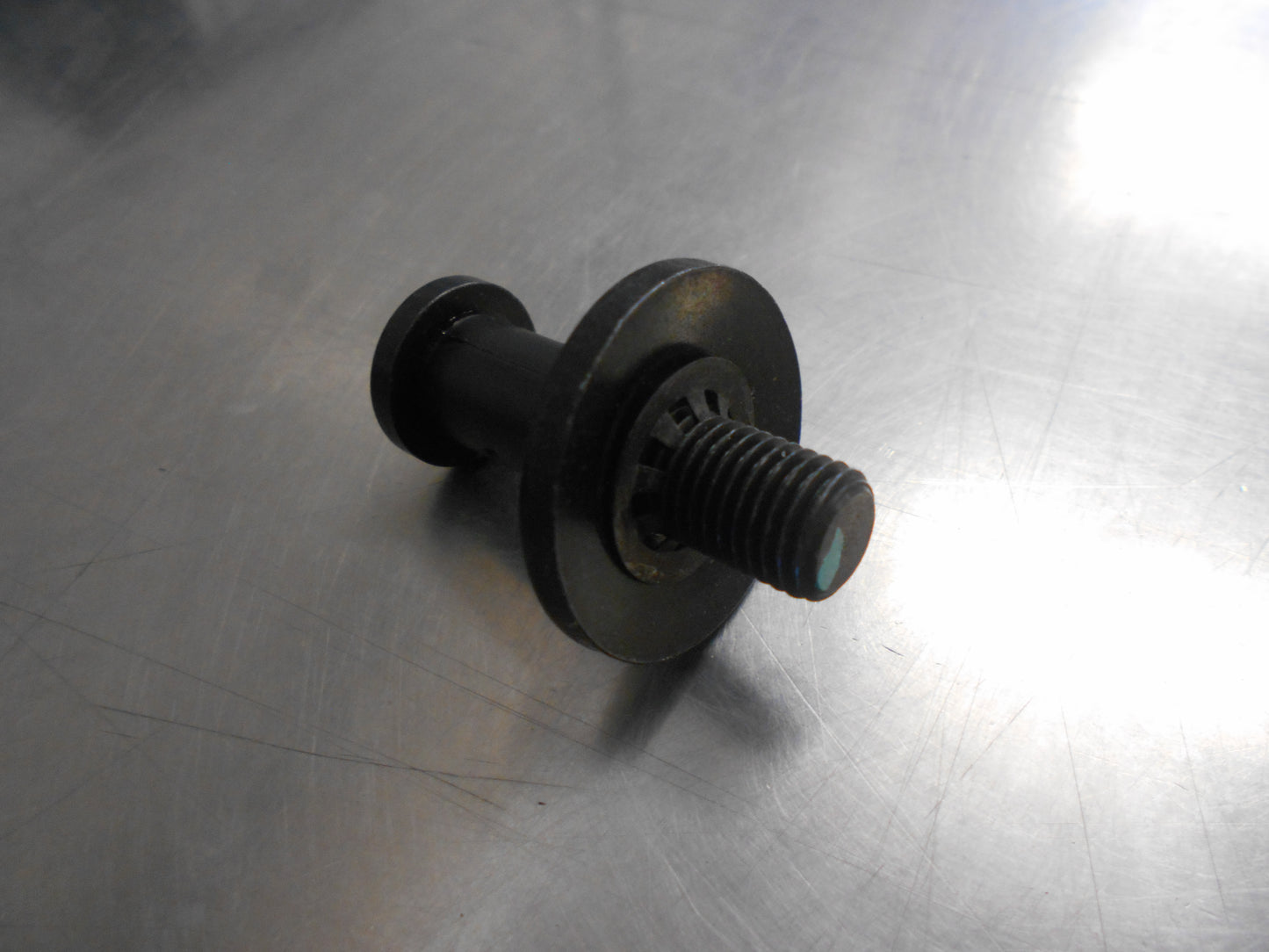 Nissan D40 Navara Genuine Tailgate Stricker Bolt New Part