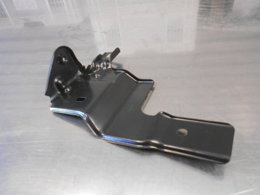 Nissan Pulsar Genuine Right Hand Front Guard Stay Bracket New Part