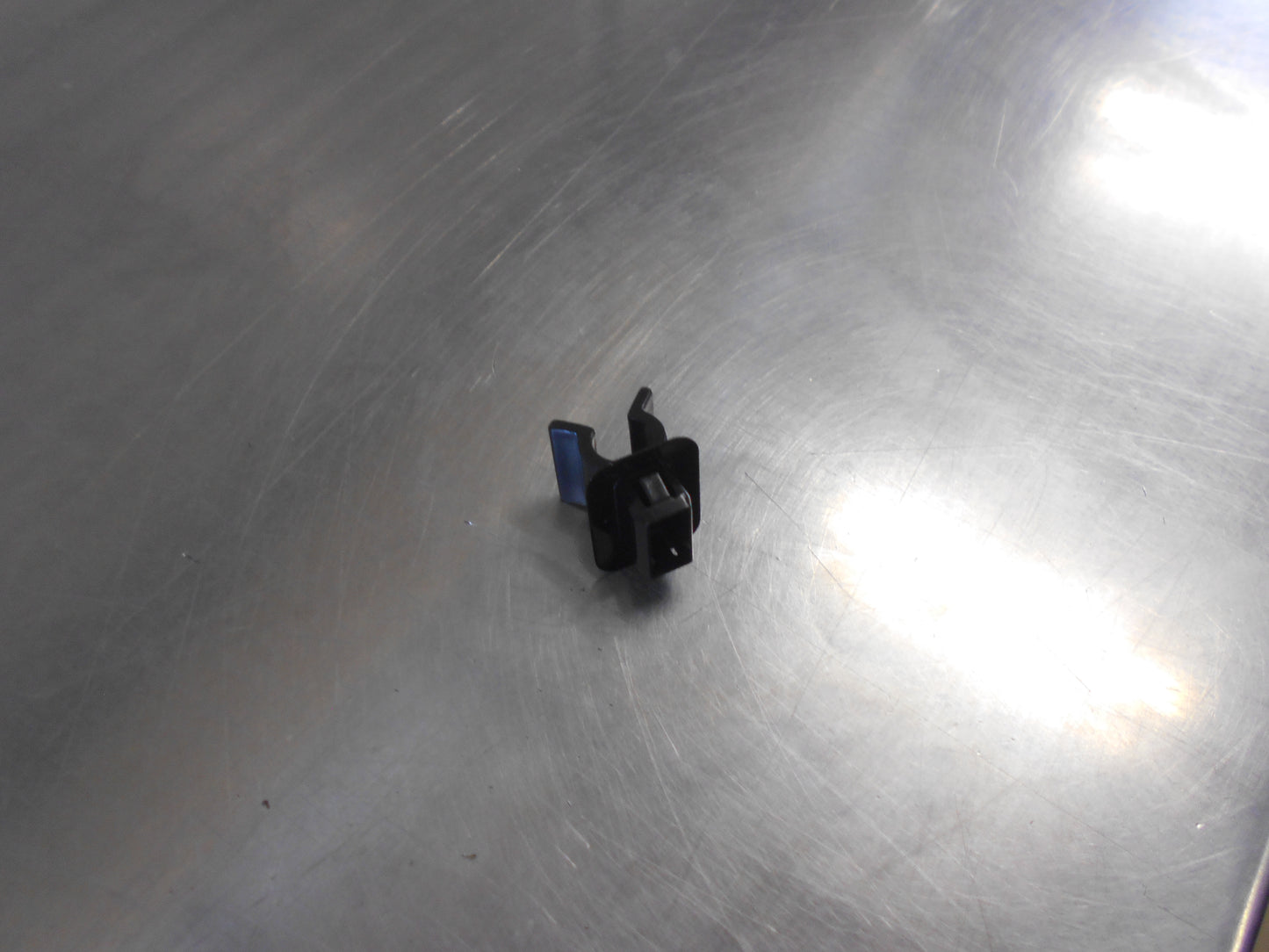 Mitsubishi Galant/Lancer Genuine Lower Headlamp fastener Clip New Part