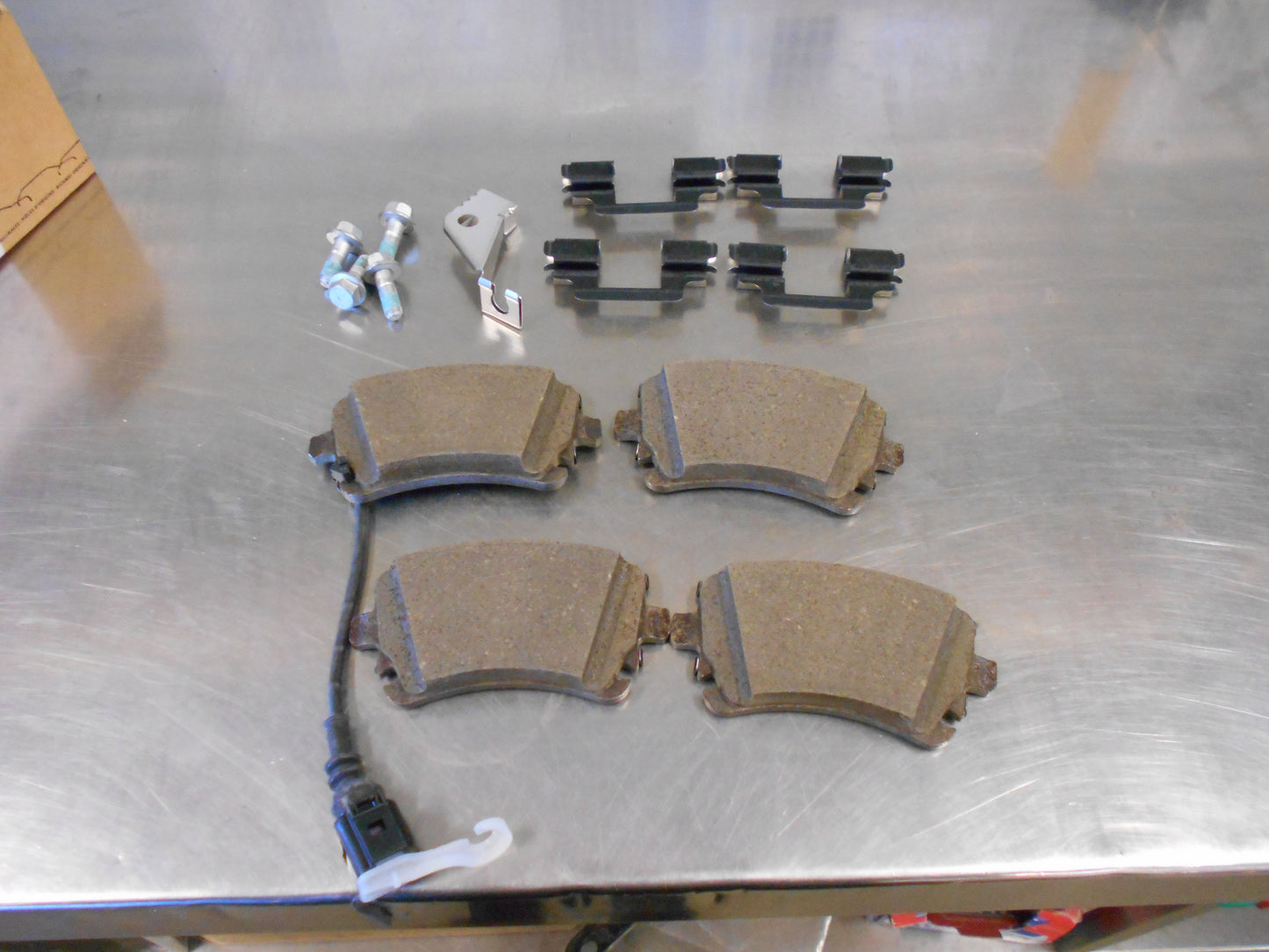 Volkswagen T5 Transporter/AUDI A4 Genuine Rear Brake Pad Set New Part