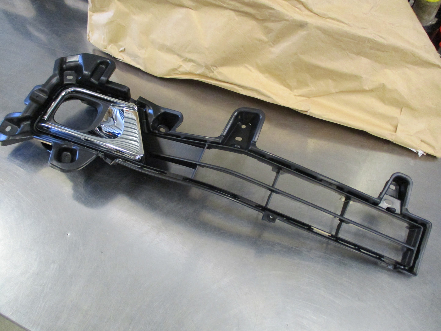 TOYOTA LAND CRUISER Genuine Lower Right Hand Radiator Grille and Fog light Bezel New Part