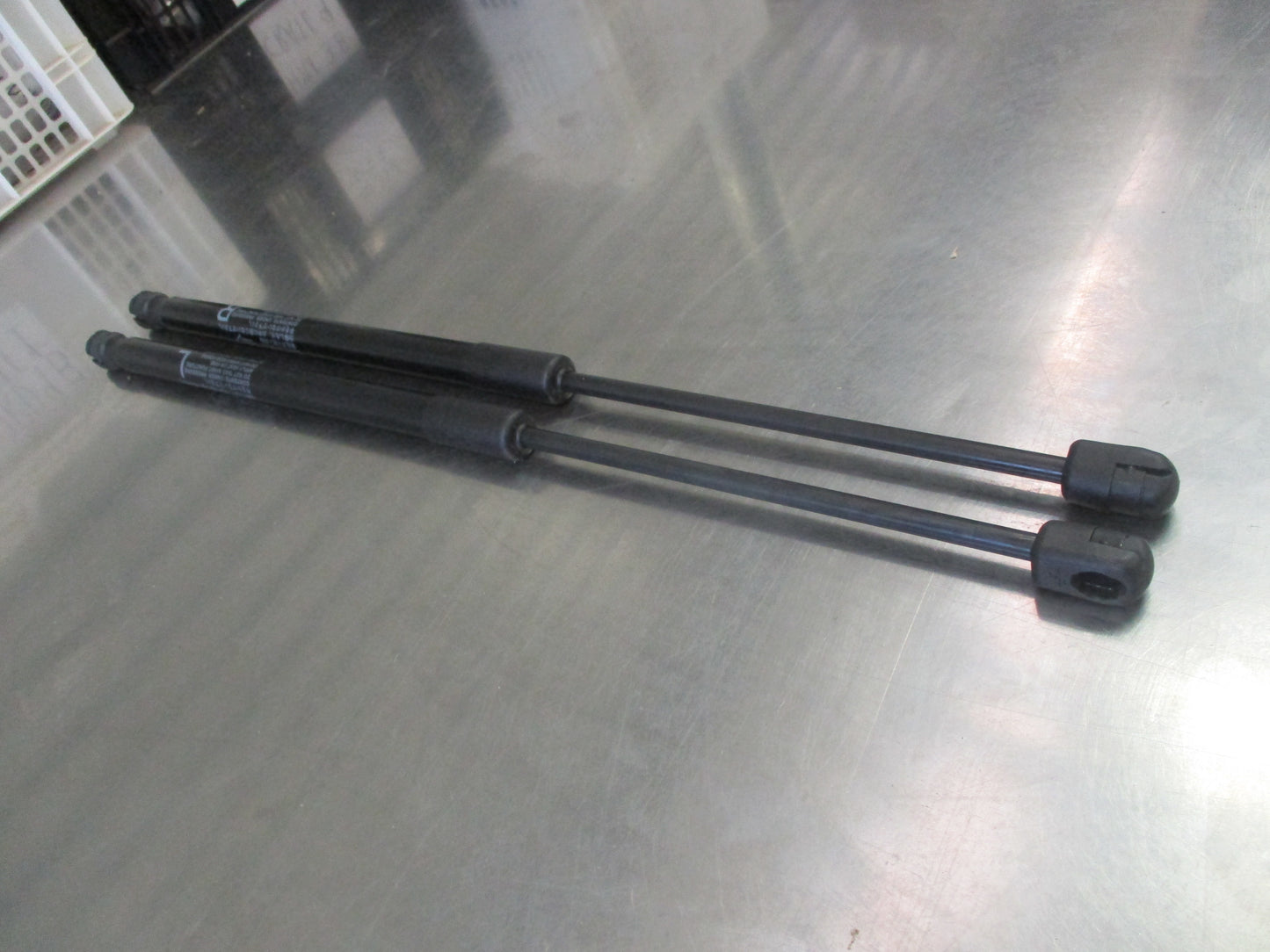 Suzuki Vitara Genuine Tailgate Lift Strut Pair New Part